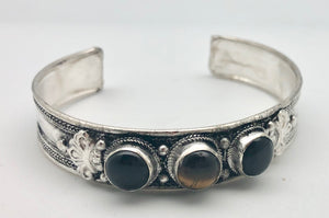 Modern Tibet Silver Cuff Bracelet with Onyx and Labradorite Cabochon